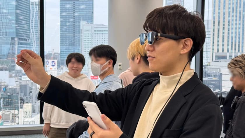 会場で展示・デモを見る来場者たち